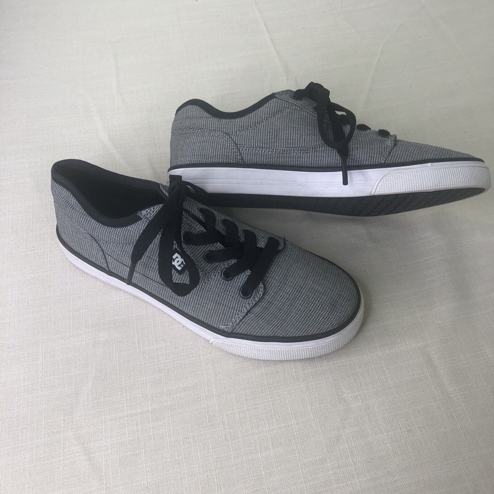 DC Manual BIG KIDS SKATE SHOES BLACK WHITE BLUE YOUTH SHOES. Size 3Y